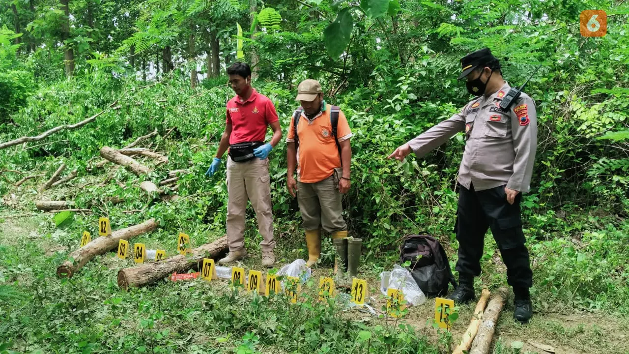 Polisi saat olah TKP di hutan petak 5088 a Magersaren, BKPH Nglebur, Kecamatan Jiken, Kabupaten Blora, Jawa Tengah. (Liputan6.com/Ahmad Adirin)