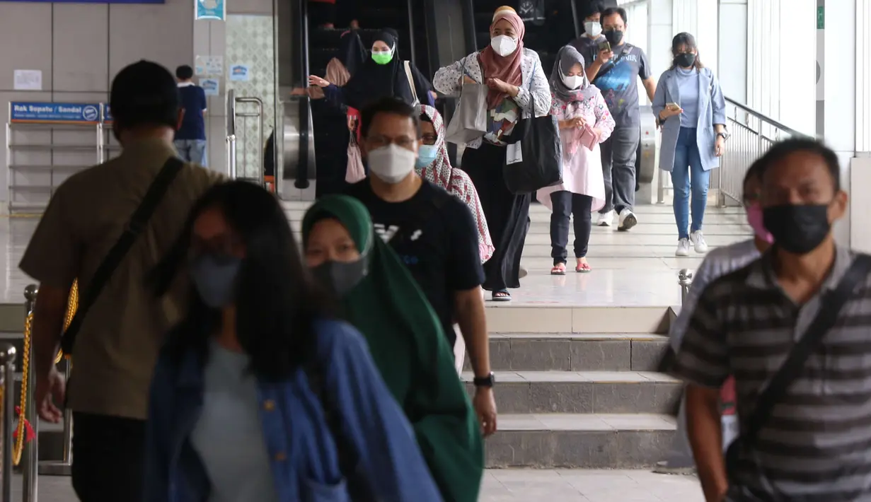Penumpang berjalan menuju pintu keluar di Stasiun Tanah Abang, Jakarta, Selasa (16/11/2021). Pemerintah telah memperpanjang kebijakan Pemberlakuan Pembatasan Kegiatan Masyarakat (PPKM) Jawa-Bali mulai 16-29 November 2021. (Liputan6.com/Angga Yuniar)