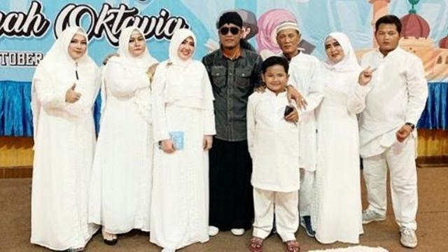 5 Artis yang Rayakan Ulang Tahun dengan Sederhana, Terbaru di Warung Pecel