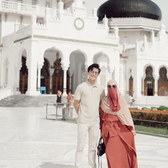 6 Potret Dinda Hauw dan Rey Mbayang Pakai Baju Senada saat Liburan, Makin Romantis