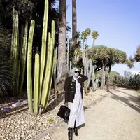 Syahrini tampil dengan dress dipadukan blazer hitam dan kerudung abunya. Tas Harmes dan sepatu hitam pun membuat tampak casual namun tetap elegan. (@princessyahrini)