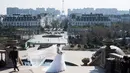 Calon pengantin berpose di dekat replika Menara Eiffel di Tianducheng, pinggiran Hangzhou, China, 26 Januari 2016. Kota Paris buatan yang didirikan di atas lahan 19 km persegi ini membutuhkan waktu 5 tahun dalam pembangunannya. (AFP PHOTO/Johannes EISELE)