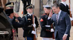 Bertempat di di Pentagon, Arlington, Virginia, pada 13 April 2026, keduanya mengumumkan Kemitraan Kerja Sama Pertahanan Utama (Major Defense Cooperation Partnership) antara Indonesia-Amerika Serikat. Tampak dalam foto, Menteri Urusan Perang Amerika Serikat, Pete Hegseth (kanan) menyambut kedatangan Menteri Pertahanan Republik Indonesia, Sjafrie Sjamsoeddin, sesaat sebelum upacara penghormatan di Pentagon, Arlington, Virginia, pada 13 April 2026. (Chip Somodevilla/Getty Images North America/Getty Images via AFP)