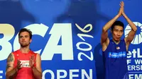 Tunggal putra Malaysia, Lee Chong Wei (kanan) mengangkat tangan usai menumbangkan Jan O Jorgensen (Denmark) di final BCA Indonesia Open 2016, Jakarta, Minggu (5/6/2016).(Liputan6.com/Helmi Fithriansyah)