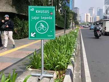 Tanda khusus lajur sepeda di Jalan MH Thamrin, Jakarta, Selasa (30/6/2020). Untuk menyikapi maraknya penggunaan sepeda sebagai sarana transportasi oleh masyarakat, Kementerian Perhubungan menyiapkan regulasi untuk pesepeda, khususnya aspek keselamatan. (Liputan6.com/Immanuel Antonius)