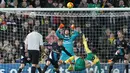 Pemain Norwich City, Jonathan Howson, menendang bola ke gawang Arsenal dalam lanjutan Liga Inggris di Stadion Carrow Road, Minggu (29/11/2015) malam WIB. (AFP/Lindsey Parnaby)