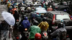 Sejumlah kendaraan bermotor mengantre dalam kemacetan di Jalan Pramuka, Jakarta, Jumat (26/2). Hujan yang mengguyur wilayah Jakarta menyebabkan kemacetan arus lalu lintas di beberapa titik. (Liputan6.com/Faizal Fanani)