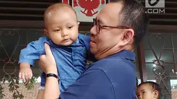 Cagub Jateng nomor urut dua Sudirman Said menggendong bayi saat meninjau posko banjir di Tegal, Jawa Tengah, Kamis (15/2). Sudirman mengaku prihatin atas banjir yang merendam ribuan rumah di Kota Tegal. (Liputan6.com/Fajar Eko Nugroho)