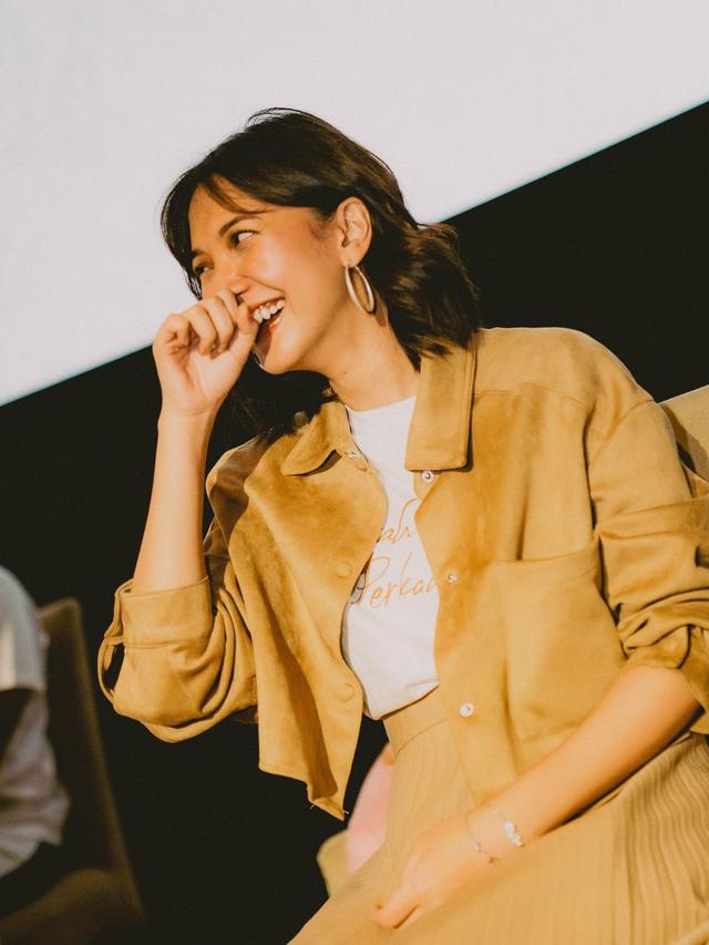 Sheila Dara sebagai Yulinar dalam Noktah Merah Perkawinan.