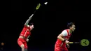 <p>Ganda putra bulu tangkis Indonesia Mohammad Ahsan (kanan) dan Kevin Sanjaya Sukamuljo bersaing dengan pasangan India Satwiksairaj Rankireddy dan Chirag Shetty pada final putra turnamen bulu tangkis Piala Thomas 2022 di Impact Arena, Bangkok, Thailand, Minggu (15/5/2022). Ahsan/Kevin harus mengakui keunggulan pasangan India 21-18, 21-23, 19-21. (Manan VATSYAYANA / AFP)</p>