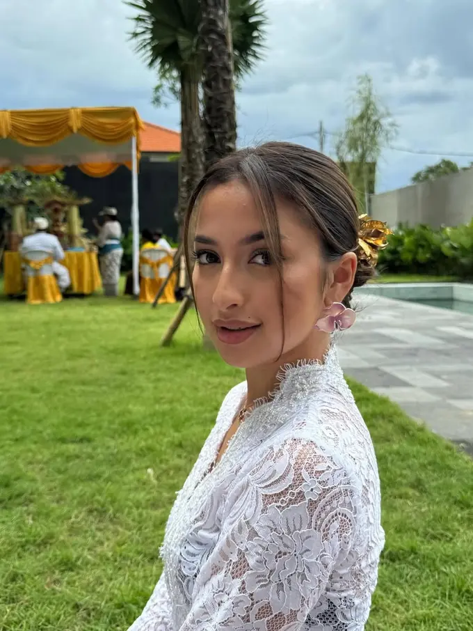 Potret Jennifer Coppen Tampil Anggun dengan Kebaya Bali Putih, Gelar Ritual Melaspas Rumah Baru untuk Kamari
