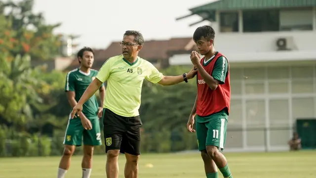 Diperpanjang Kontrak, Ini 5 Aksi Pelatih Aji Santoso saat Latihan Bareng Persebaya