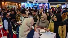 Orang-orang menghadiri bursa kerja yang diselenggarakan oleh Universitas Airlangga di Surabaya pada Selasa 29 April 2025. (Juni KRISWANTO/AFP)