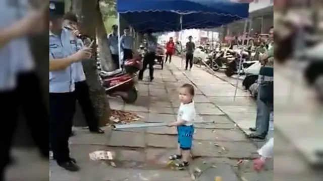 Bocah Lucu Bela Neneknya dari Petugas Pemerintahan