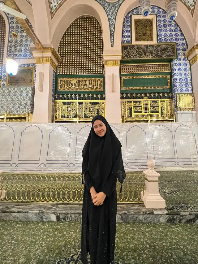 7 Potret Shenina Cinnamon Jalani Ibadah Umroh, Penampilan Berhijab Curi Perhatian