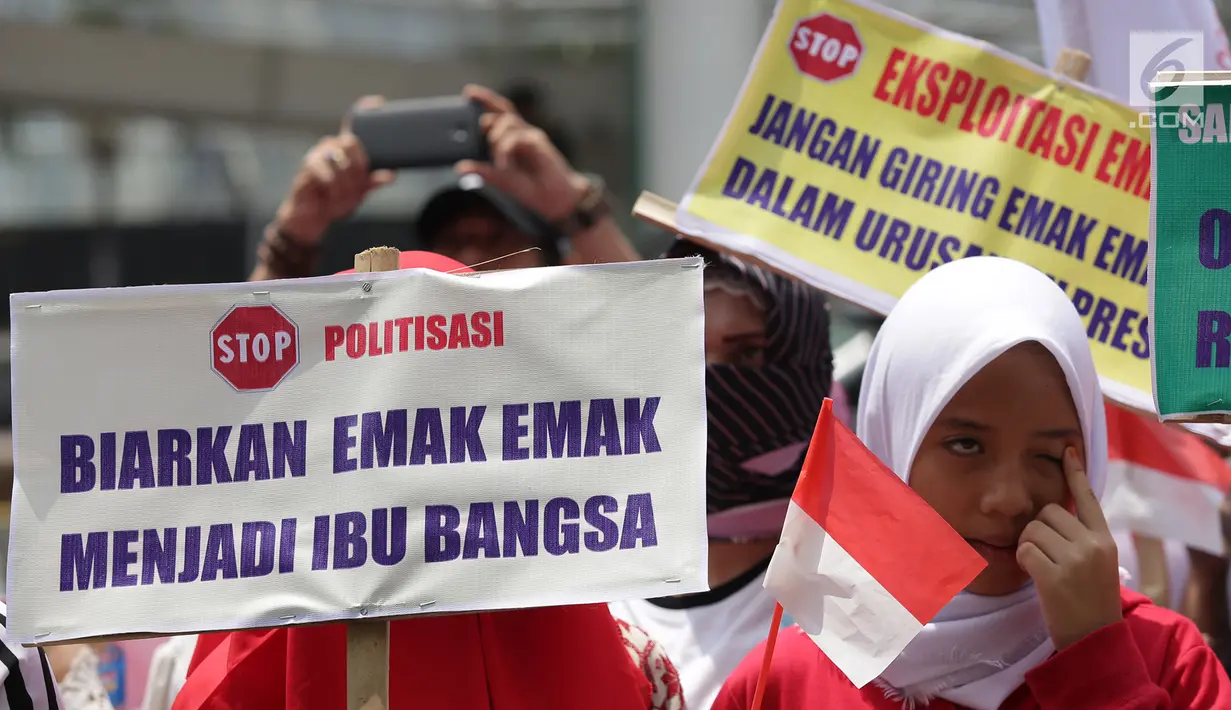 Gerakan Perempuan Milenial Indonesia (Permisi) membawa poster saat menggelar aksi di Gedung Bawaslu, Jakarta, Rabu (12/9). Mereka meminta Bawaslu turun tangan menyetop politisasi emak-emak di Pilpres 2019. (Merdeka.com/Imam Buhori)