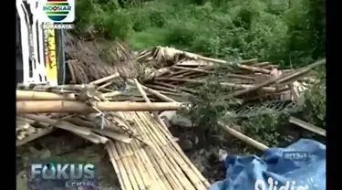 Truk bermuatan pasir terguling usai menabrak sedan dan warung penjual durian di Jalan Raya Sumberagung, Kecamatan Grati, Kabupaten Pasuruan pada Minggu sore (23/02/20). Truk yang dikemudikan Sunarip, warga Lumajang dari arah Probolinggo-Pasuruan.