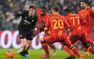 Pemain Juventus, Kenan Yildiz (kiri), dikepung pemain-pemain Lecce pada laga Serie A/Liga Italia antara Juventus vs Lecce di Turin, Italia, Sabtu, 3 Januari 2026. (Fabio Ferrari/LaPresse via AP)
