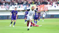 Pemain Persija Jakarta, Gustavo Almeida melakukan selebrasi setelah mencetak gol ke gawang Persita Tangerang dalam laga BRI Super League 2025/2026 di Indomilk Arena, Tangerang, Banten, Jumat (30/01/2026). (Bola.com/Muhammad Iqbal Ichsan)