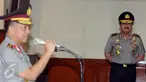 Kepala Badan Intelijen Negara Jenderal Pol Budi Gunawan (kanan) menyimak amanat Kapolri Jenderal Pol Tito Karnavian saat pelantikan Komjen Pol Syafruddin sebagai Wakapolri di Rupatama Mabes Polri, Jakarta, Sabtu (10/9). (Liputan6.com/Helmi Fithriansyah)