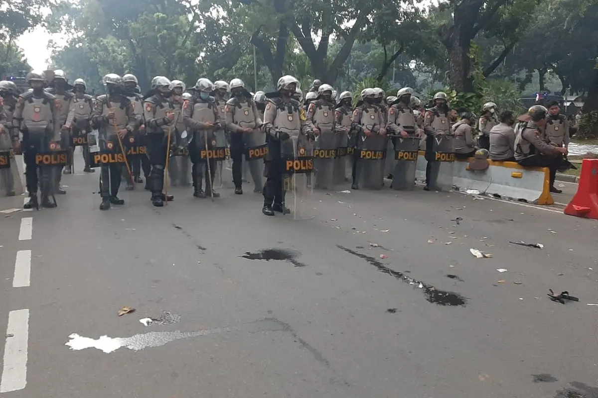 Polisi bersiaga mengawal demo di kawasan Patung Kuda, Jakarta, Selasa (21/10/2020).)