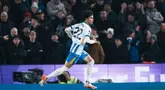 Pemain Brighton & Hove Albion, Kaoru Mitoma, melakukan selebrasi setelah mencetak gol ke gawang Chelsea pada laga pekan ke-25 Premier League di American Express Stadium, Sabtu (15/2/2025). (AP Photo/Dave Shopland)