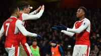 Para pemain Arsenal merayakan gol ke gawang Crystal Palace pada laga Premier League di Emirates, London, Minggu (1/1/2017). (AFP/Glyn Kirk)