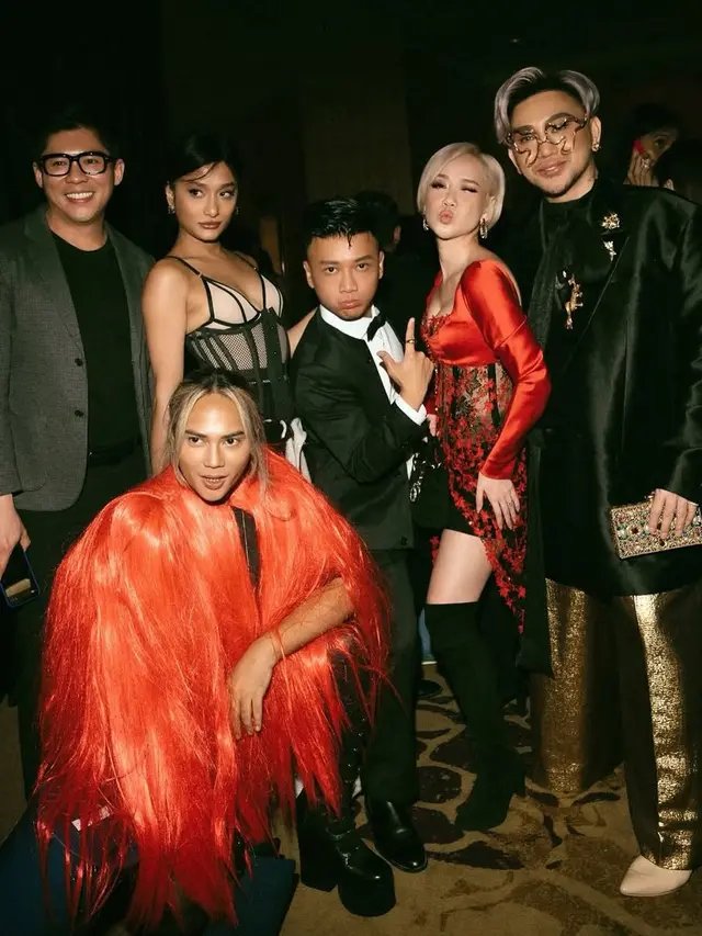 Bunga Citra Lestari tampil modern mengenakan kebaya.