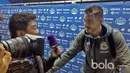 Pertemuan hangat dengan pemain RC Deportivo La Coruna, José Luis Mato Sanmartín (Joselu) usai melawan Barcelona di Stadion Riazor. (Bola.com/Okky Herman Dilaga)