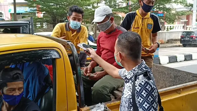Kejari Depok Berbagi Sajadah Untuk Mencegah Penularan COVID-19