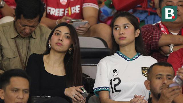 Foto: Kehadiran Azizah di Tribune Bikin Semangat, Selebrasi Bucin Suami Dibalas Kecupan Jauh