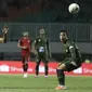 Gelandang Borneo FC, Renan Silva, berebut bola dengan pemain Tira Persikabo pada laga Shopee Liga 1 di Stadion Pakansari, Bogor, Minggu (1/9). Borneo tahan imbang 2-2 Tira Persikabo. (Bola.com/Yoppy Renato)
