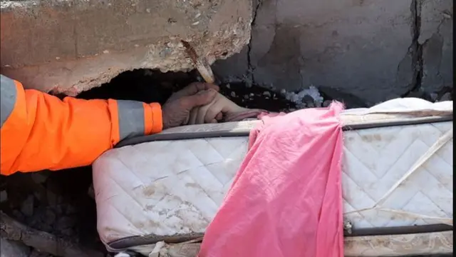 Potret Pilu Ayah Genggam Tangan Putrinya yang Meninggal di Bawah Puing Akibat Gempa Turki
