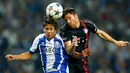 Gelandang Porto, Oliver Torres berebut bola udara dengan gelandang Bayern Munich Xabi Alonso pada leg 8 besar Liga Champions di Stadion do Dragao, Kamis (16/4/2015). Porto menang 3-1 atas Bayern Munich.(REUTERS/Miguel Vidal)