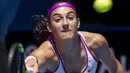 Caroline Garcia dari Prancis mengejar bola saat berlaga pada Tenis Piala Hopman di Perth, Australia  (7/1/2016). (AFP Photo/Tony Ashby) 