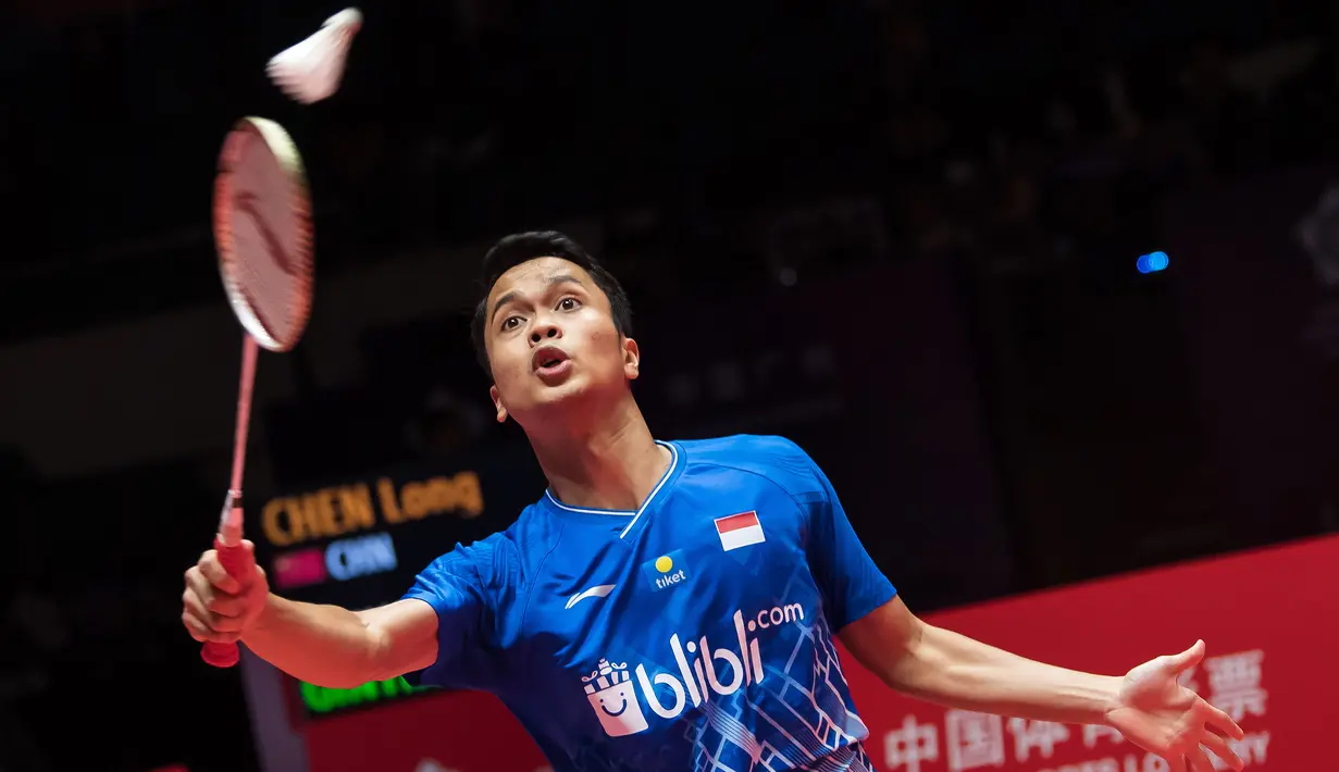 Fase grup BWF World Tour 2019 berhasil ditutup Anthony Ginting dengan sebuah kemenangan mudah karena cedera yang dialami Viktor Axelsen. (AFP/Stringer)