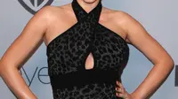 Supermodel, Miranda Kerr berpose untuk fotografer pada acara after party Golden Globes 2018 di Los Angeles, Minggu (7/1). Penampilan Miranda Kerr malam itu memang serba hitam, bahkan termasuk cat kukunya. (Joe Scarnici/GETTY IMAGES/AFP)