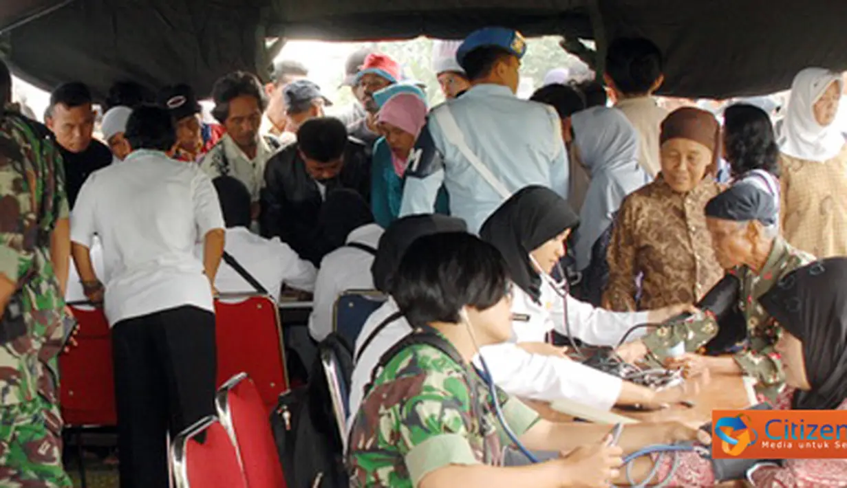 Citizen6, Subang: Komandan Lanud Suryadarma Kol Pnb H. Dumex Dharma membuka pelaksanaan bakti sosial kesehatan, Rabu (13/7) di Halaman Klinik Angkasa Rumah Sakit Lanud Suryadarma, Kalijati. (Pengirim: Pentaksdm)