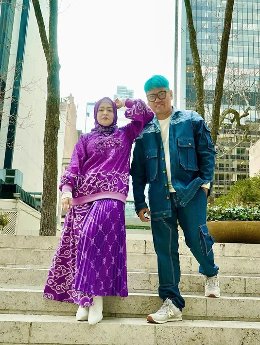 Sementara Uya memakai jaket denim dengan patch batik di bagian atasnya. Serta celana jeans cargo dan sneakers. [@astridkuya]
