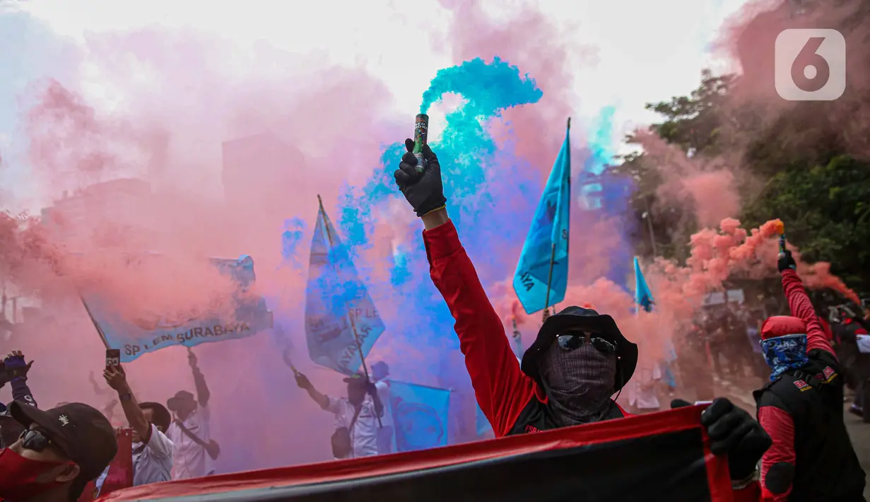 Massa buruh dengan berbagai atribut melakukan unjuk rasa menolak UU Omnibus Law Cipta Kerja di area Patung Kuda, Jakarta, Rabu (28/10/2020). Bertepatan dengan Hari Sumpah Pemuda, mereka menuntut Presiden Joko Widodo menerbitkan Perppu guna membatalkan UU Cipta Kerja. (Liputan6.com/Faizal Fanani)