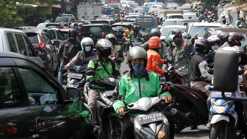 FOTO: Kendaraan Menuju Depok Tertahan di Pos Penyekatan PPKM Darurat