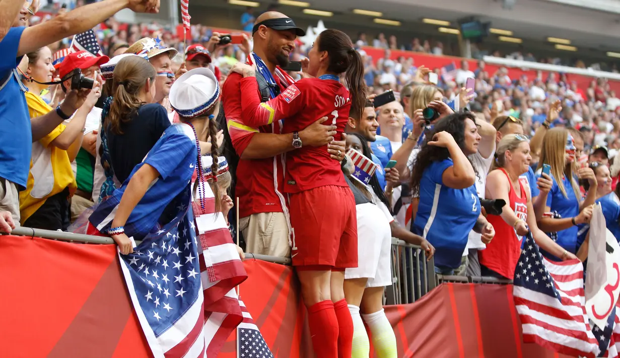 Kiper AS, Hope Solo merayakan dengan suaminya Jerramy Stevens usai memenangkan gelar juara Piala Dunia wanita 2015 di BC Place, Kanada, Senin (6/7/2015). Amerika berhasil mengalahkan Jepang dengan skor 5-2.  (Reuters/Michael Chow)