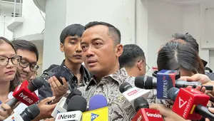 Menteri Sekretaris Negara (Mensesneg) Prasetyo Hadi di Kantor Pos Indonesia, Cikini, Jakarta Pusat, Jumat (17/10/2025). (Liputan6.com/Lizsa Egeham)