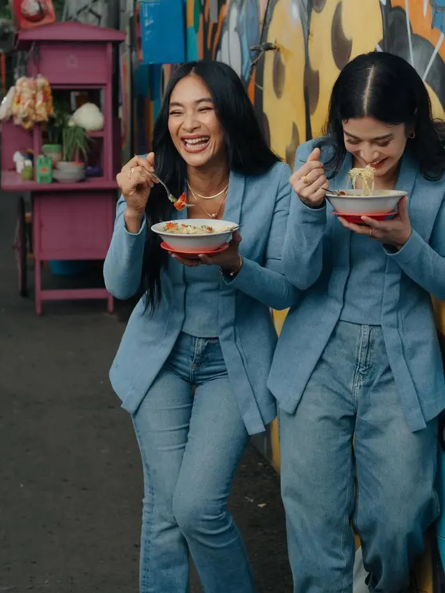 Happy Salma dan Dian Sastrowardoyo Foto Depan Gerobak Soto dengan gaya kembar. [@happysalma]