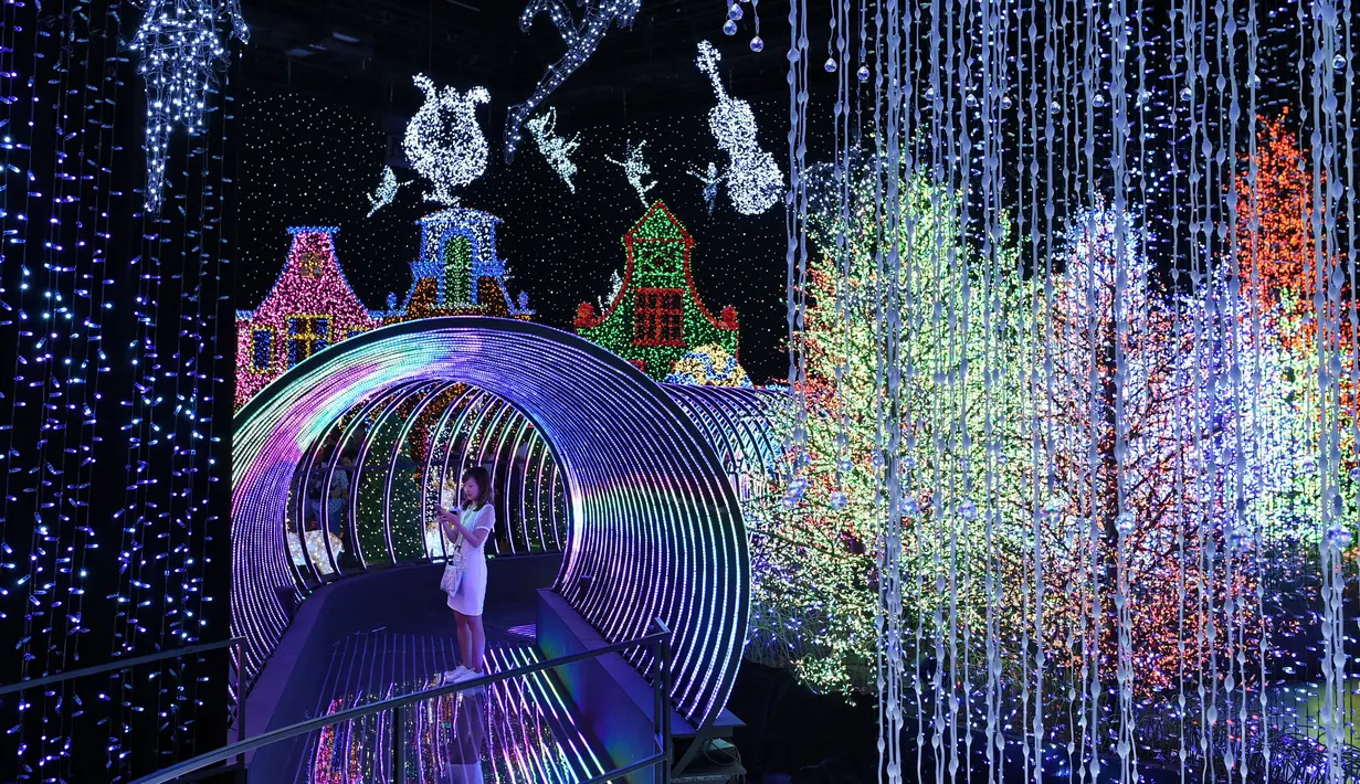 Pertunjukan cahaya terbesar di dunia ini bernama Universal Journey, Kamis (17/11).  Alasan kenapa memecahkan rekor Guinness World Record karena penggunaan lampu terbanyak yang pernah ada di dalam ruangan, yakni 825.961 buah. (AFP PHOTO/ Roslan Rahman)