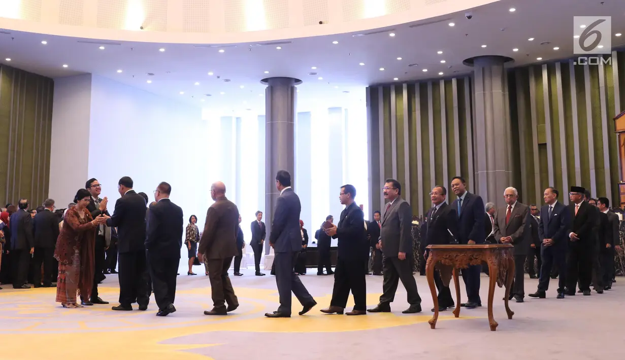Destry Damayanti mendapat selamat dari sejumlah pejabat negara usai dilantik menjadi Deputi Gubernur Senior Bank Indonesia di Gedung MA, Jakarta, Rabu (7/8/2019). Destry Damayanti menjadi Deputi Gubernur Senior BI menggantikan Mirza Adityaswara. (Liputan6.com/Angga Yuniar)