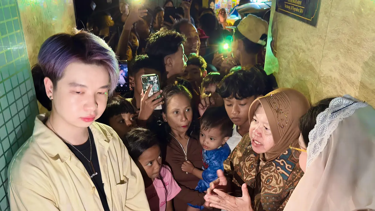 Cagub Jatim nomor urut 3 Tri Rismaharini (Risma) mengunjungi eks-Dolly, Surabaya, bersama sejumlah influencer. (Foto: Liputan6.com/Istimewa)