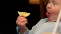 Reaksi bayi makan lemon. (Foto:babygaga.com)