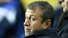 Pemilik Chelsea, Roman Abramovich saat sesi latihan klubnya jelang leg pertama babak 16 besar Liga Champions melawan Juventus di Stamford Bridge, 24 Februari 2009. AFP PHOTO/GLYN KIRK 