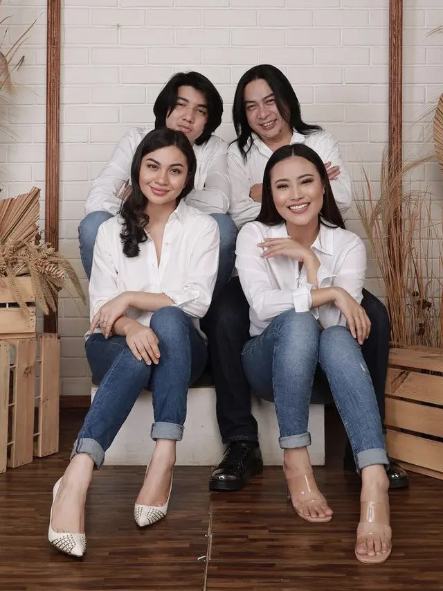 Penampilan Busana Sederhana Ariel Tatum Bersama Keluarga